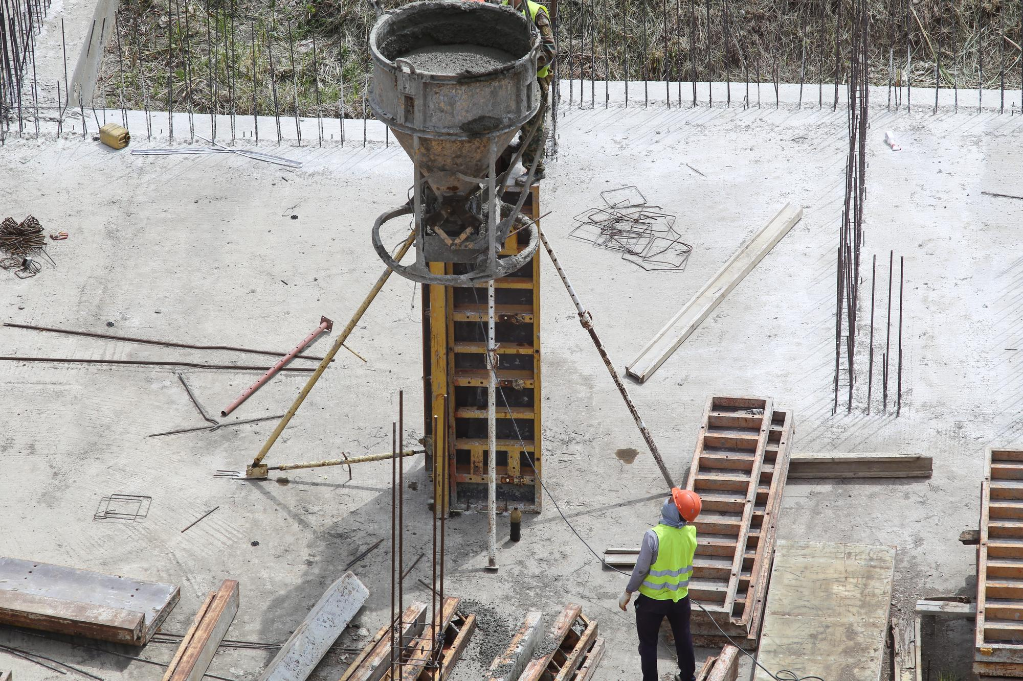 Structural concrete column pour using bucket crane – Concrete Pro Dallas